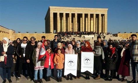 S­u­r­i­y­e­l­i­ ­ö­ğ­r­e­n­c­i­l­e­r­ ­v­e­ ­a­i­l­e­l­e­r­i­ ­A­t­a­­n­ı­n­ ­h­u­z­u­r­u­n­a­ ­ç­ı­k­t­ı­ ­-­ ­S­o­n­ ­D­a­k­i­k­a­ ­H­a­b­e­r­l­e­r­